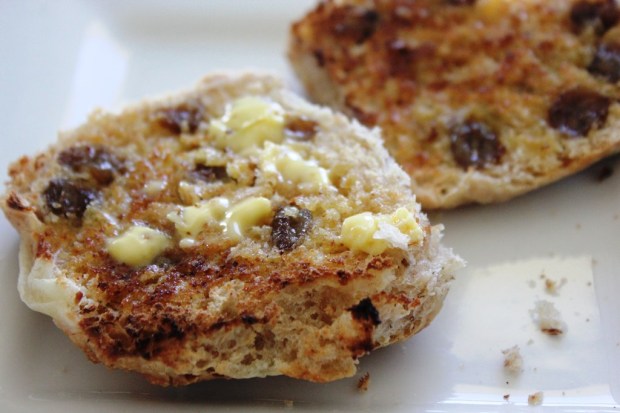 Sugar-free hot cross buns with butter